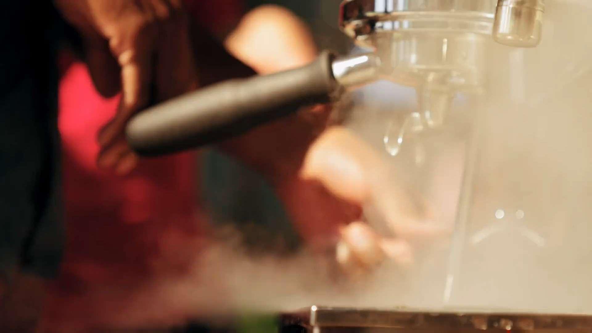Barista servindo café expresso em máquina profissional atendida pela MHL