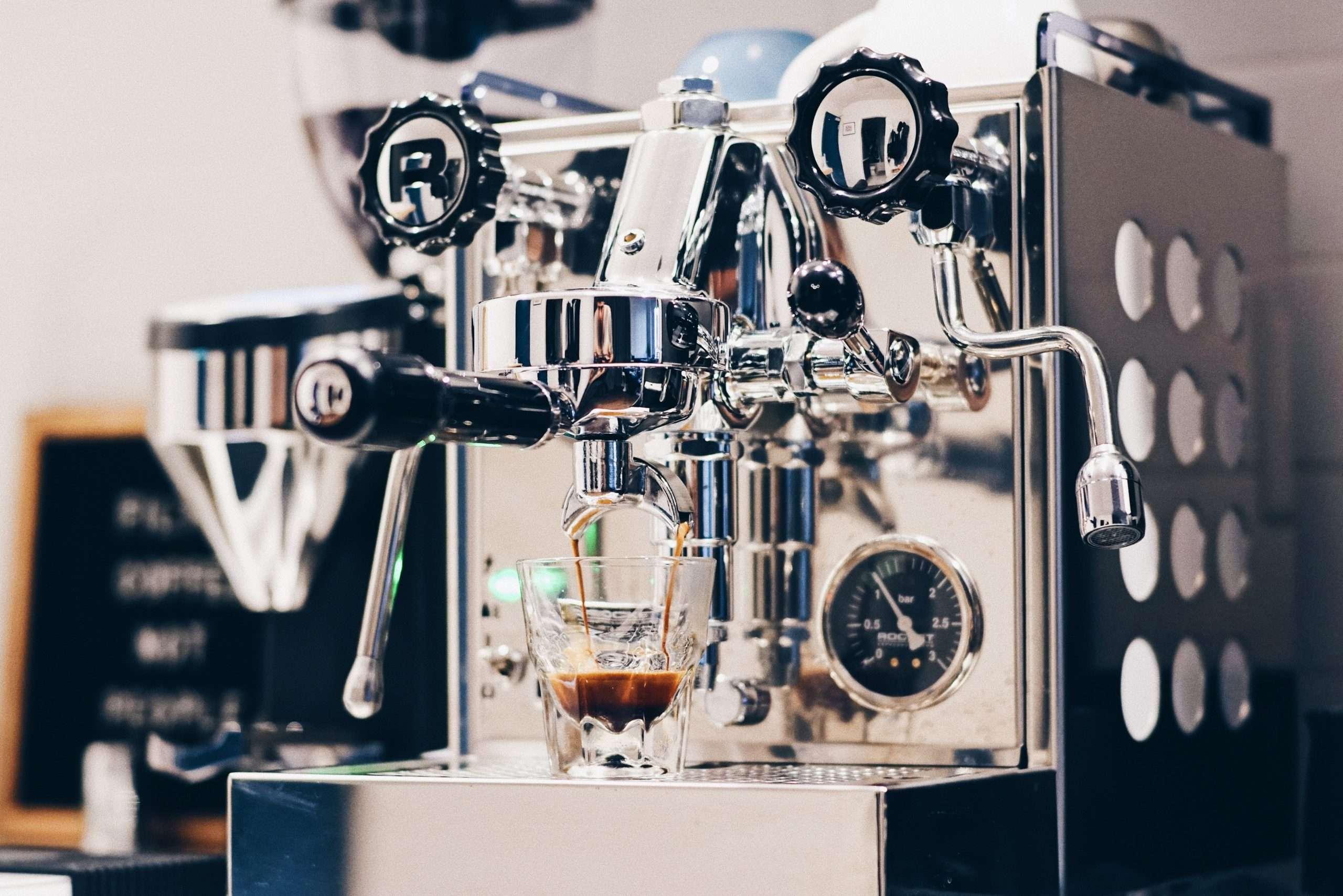 Técnico da MHL realizando manutenção preventiva em máquina de café expresso